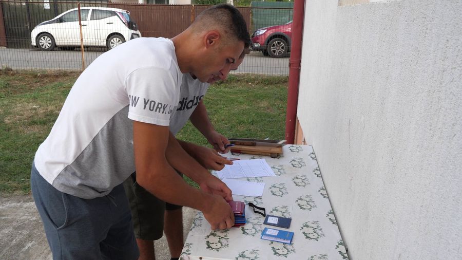 Foaia oficială de joc e completată în curtea bazei sportive „Băi, mânca-v-aș gura voastră, la ce meci vă uitați?” » Nea Bebe e vedetă pe TikTok: „Primaru' era copil de mingi când jucam eu”