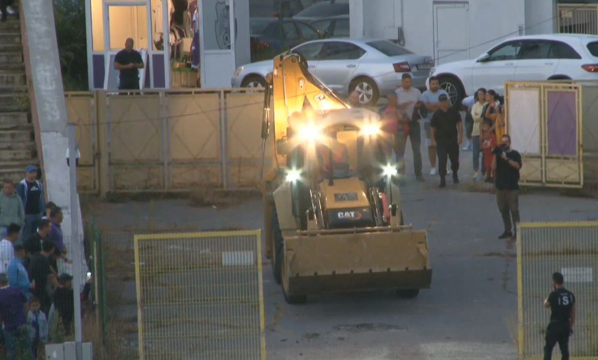 Ceremonie simbolică la Pitești: primul buldozer a intrat pe stadionul „Nicolae Dobrin”