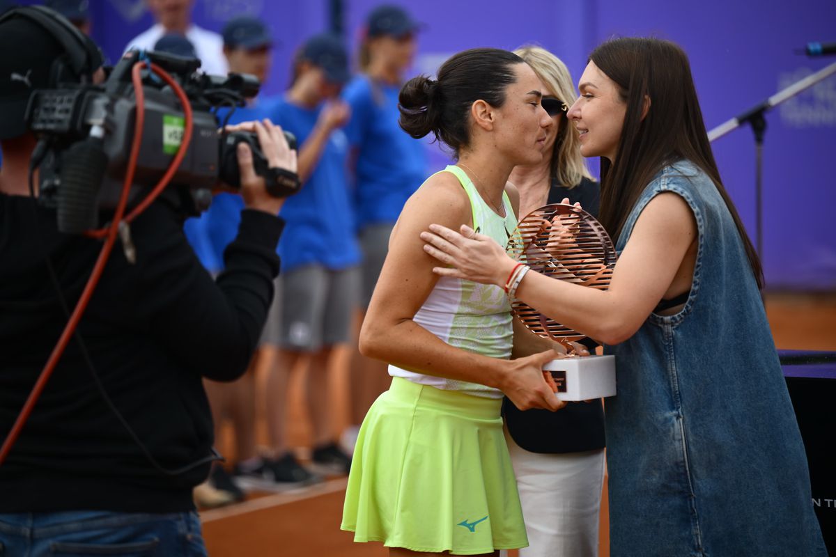 Îmbrăcată în Prada, cu ochelari Cartier » Cât costă ținuta purtată de Simona Halep la Țiriac Foundation Trophy 2024