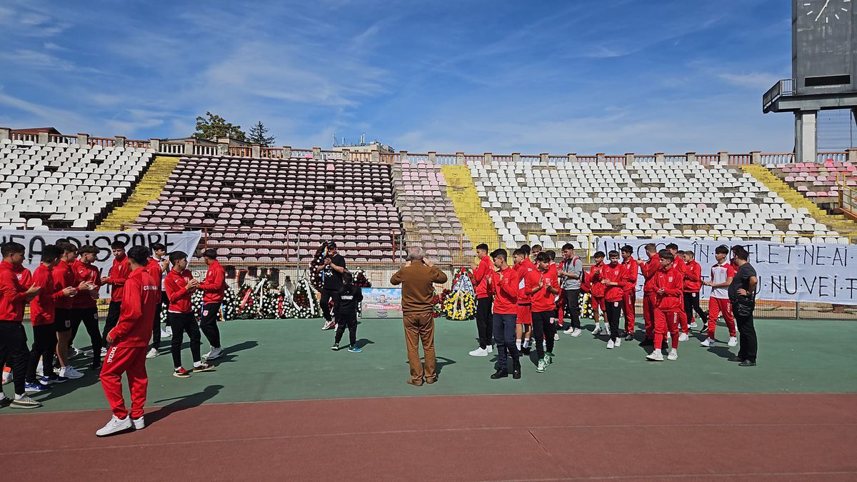 Tur de onoare al Stadionului Dinamo în memoria lui Gigi Mulțescu