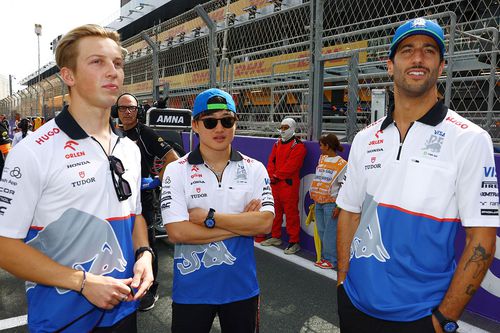 Liam Lawson, în stânga, alături de Yuki Tsunoda (centru) și Daniel Ricciardo (dreapta) // foto: Guliver/gettyimages