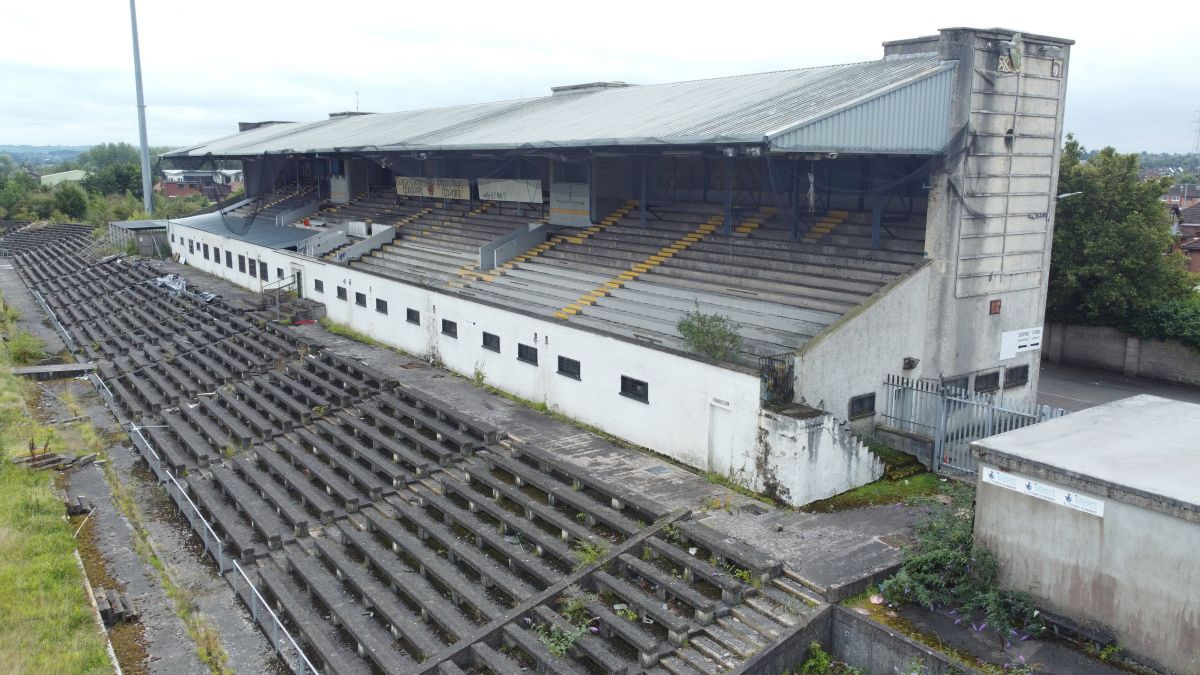 Stadionul-ruină din Belfastul de Vest, care ar trebui să găzduiasă meciuri la EURO 2028!