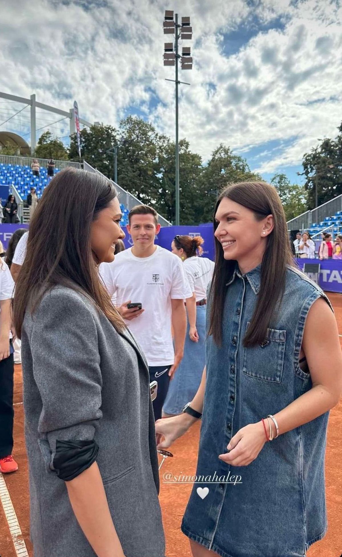 Îmbrăcată în Prada, cu ochelari Cartier » Cât costă ținuta purtată de Simona Halep la Țiriac Foundation Trophy 2024