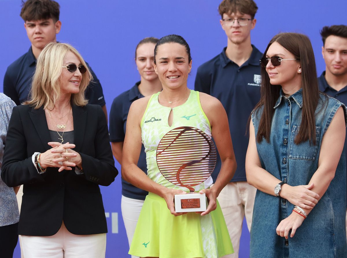 Îmbrăcată în Prada, cu ochelari Cartier » Cât costă ținuta purtată de Simona Halep la Țiriac Foundation Trophy 2024