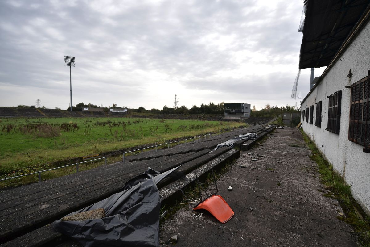 Stadionul-ruină din Belfastul de Vest, care ar trebui să găzduiasă meciuri la EURO 2028!