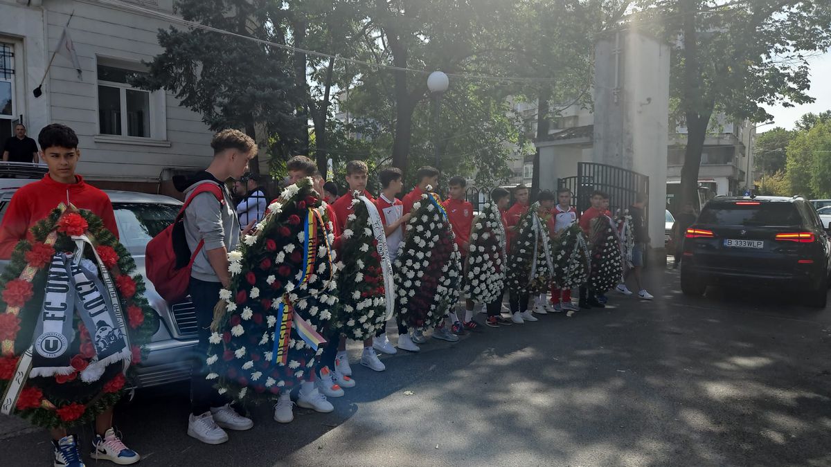 Ultima oară pe „Dinamo”: tur de onoare cu sicriul lui Gigi Mulțescu » Imagini tulburătoare: fostul lider din anii '80, venit în baston, a izbucnit în lacrimi