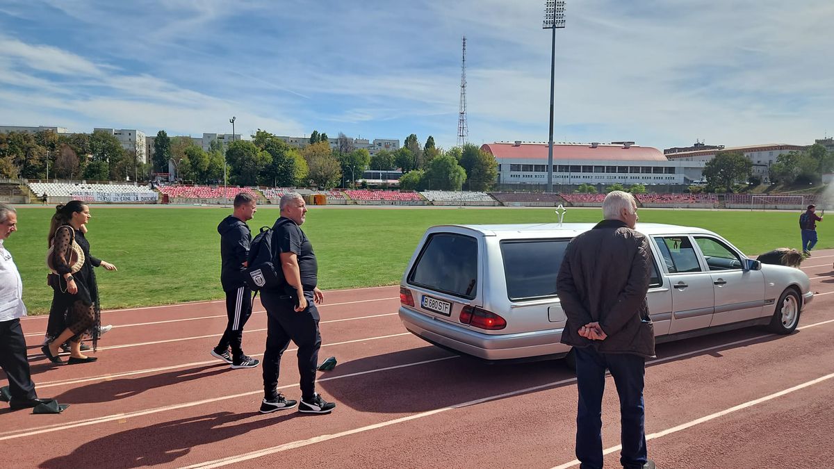 Tur de onoare al Stadionului Dinamo în memoria lui Gigi Mulțescu