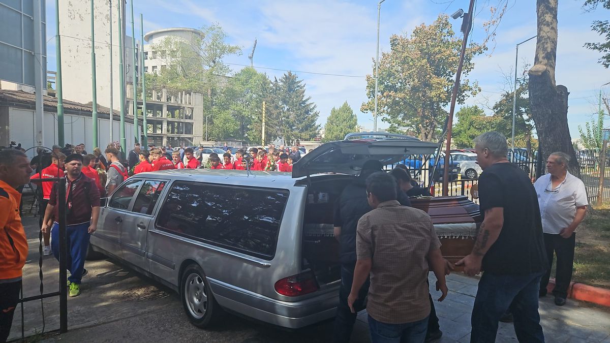 Ultima oară pe „Dinamo”: tur de onoare cu sicriul lui Gigi Mulțescu » Imagini tulburătoare: fostul lider din anii '80, venit în baston, a izbucnit în lacrimi