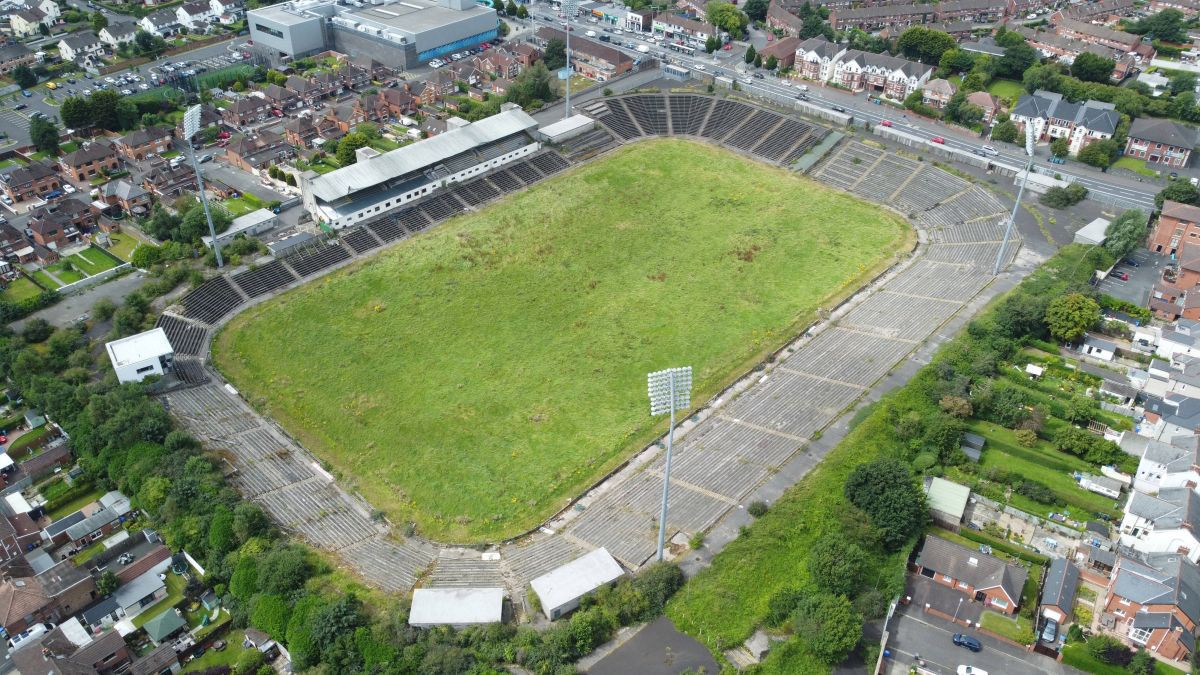 Stadionul-ruină din Belfastul de Vest, care ar trebui să găzduiasă meciuri la EURO 2028!