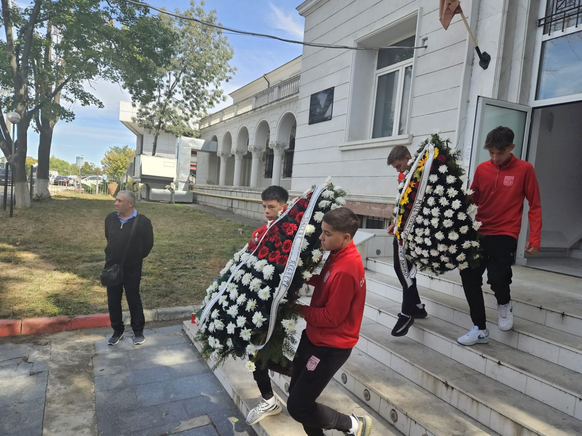 Ultima oară pe „Dinamo”: tur de onoare cu sicriul lui Gigi Mulțescu » Imagini tulburătoare: fostul lider din anii '80, venit în baston, a izbucnit în lacrimi