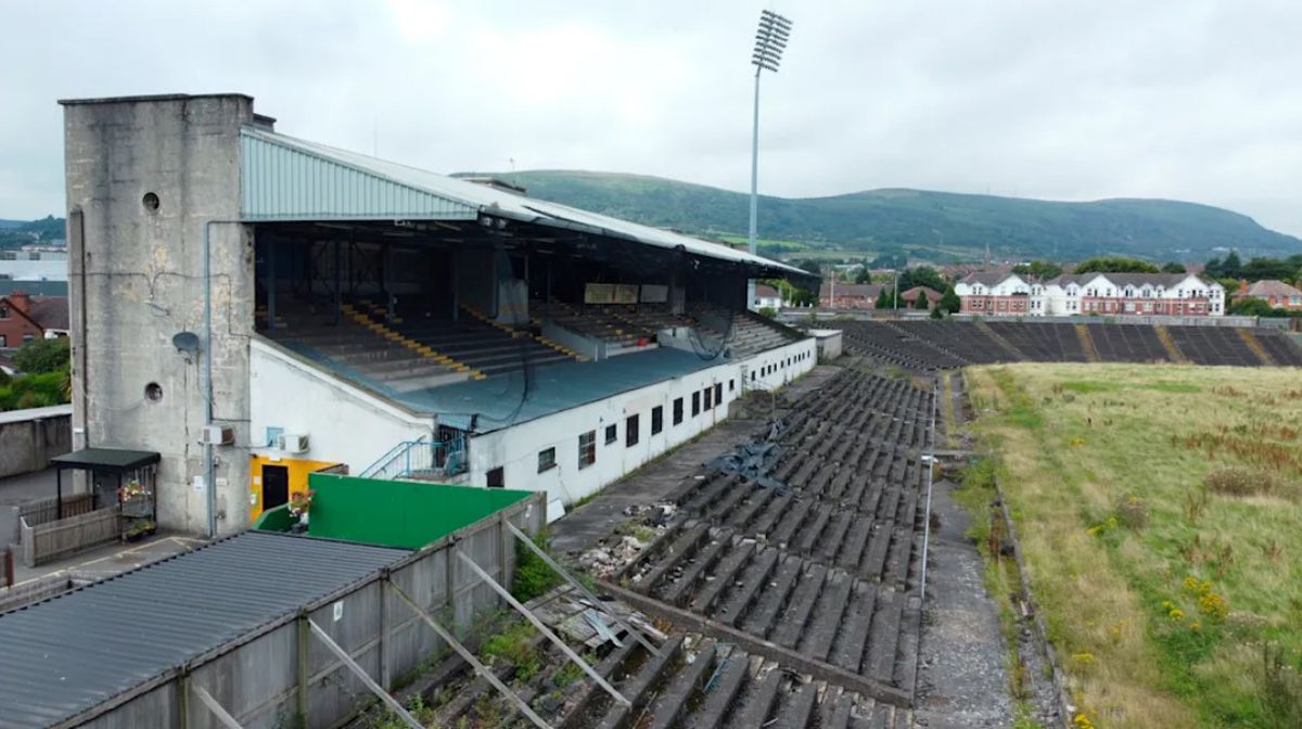 Stadionul-ruină din Belfastul de Vest, care ar trebui să găzduiasă meciuri la EURO 2028!