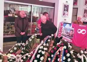 Ultima oară pe „Dinamo”: tur de onoare cu sicriul lui Gigi Mulțescu » Imagini tulburătoare: fostul lider din anii '80 a venit în baston și a izbucnit în lacrimi
