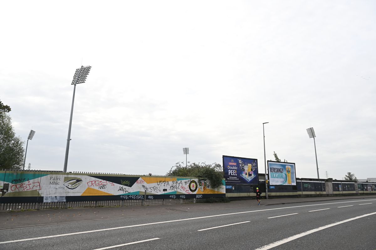 Stadionul-ruină din Belfastul de Vest, care ar trebui să găzduiasă meciuri la EURO 2028!