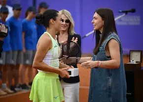 Îmbrăcată în Prada, cu ochelari Cartier » Cât costă ținuta purtată de Simona Halep la Țiriac Foundation Trophy 2024