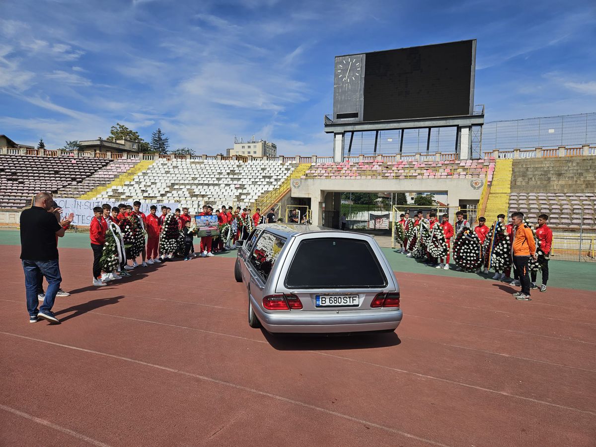 Tur de onoare al Stadionului Dinamo în memoria lui Gigi Mulțescu