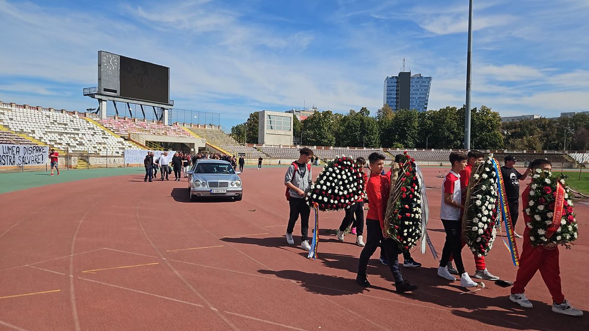 Tur de onoare al Stadionului Dinamo în memoria lui Gigi Mulțescu