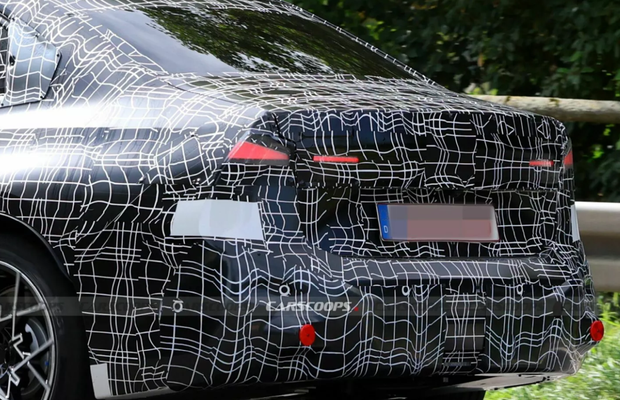 Mașina iubită de români își copiază „fratele mai mare” » Noul model a fost surprins pe străzi: dispare cel mai controversat detaliu