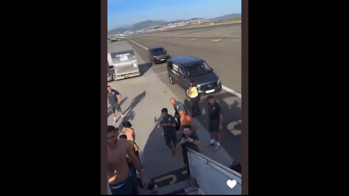 Fotbaliștii lui AS Monaco au rămas în chiloți în avion