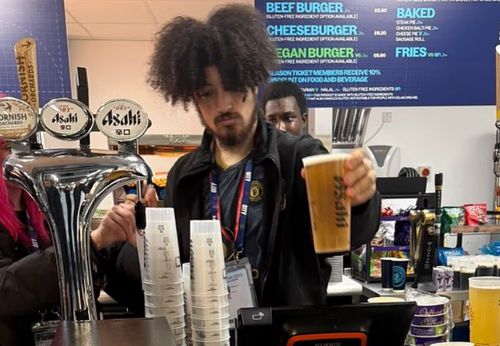 Barmanul fan al lui United care vindea bere pe Itidah la derbyul cu Manchester City a fost concediat / Foto: X @mataniels