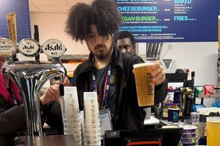 Vindea bere la derbyul cu Manchester City în tricoul lui United! » Ce s-a întâmplat cu barmanul de pe Etihad