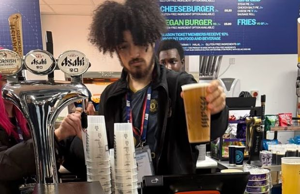 Vindea bere la derbyul cu Manchester City în tricoul lui United! » Ce s-a întâmplat cu barmanul de pe Etihad