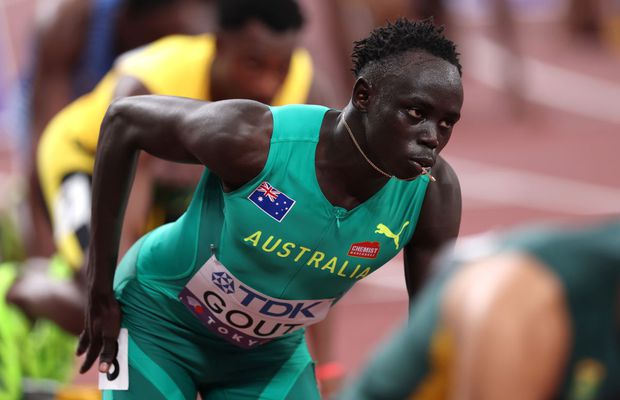 Adolescentul Gout Gout, în semifinalele probei de 200 metri a Campionatelor Mondiale, alături de Noah Lyles și Letsile Tebogo