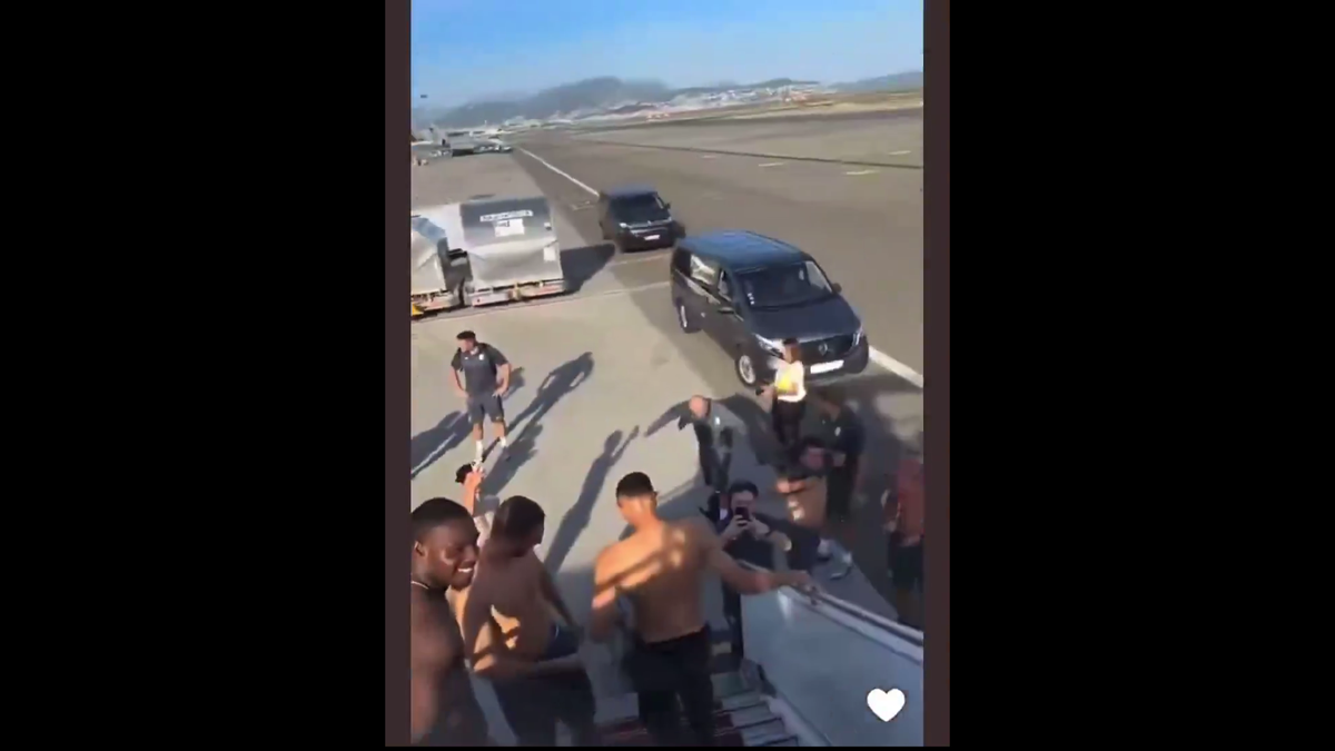 Au oferit imaginile săptămânii în Liga Campionilor » Toți fotbaliștii au rămas în chiloți în avion