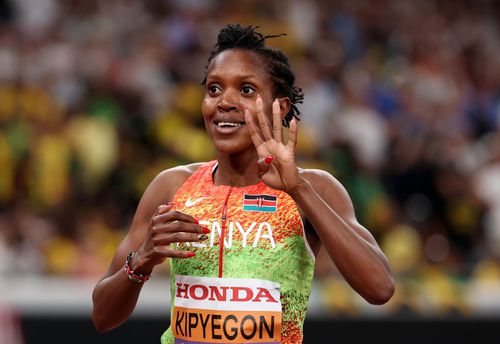 Faith Kipyegon (Kenya), arătând numărul titlurilor mondiale cucerite în proba de 1.500 de metri Foto: Guliver / Getty Images