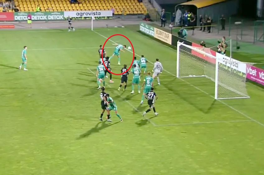 Ghinion! Vladislav Blănuță și-a dat autogol în Oleksandriya - Dinamo Kiev. FOTO: tribuna.com