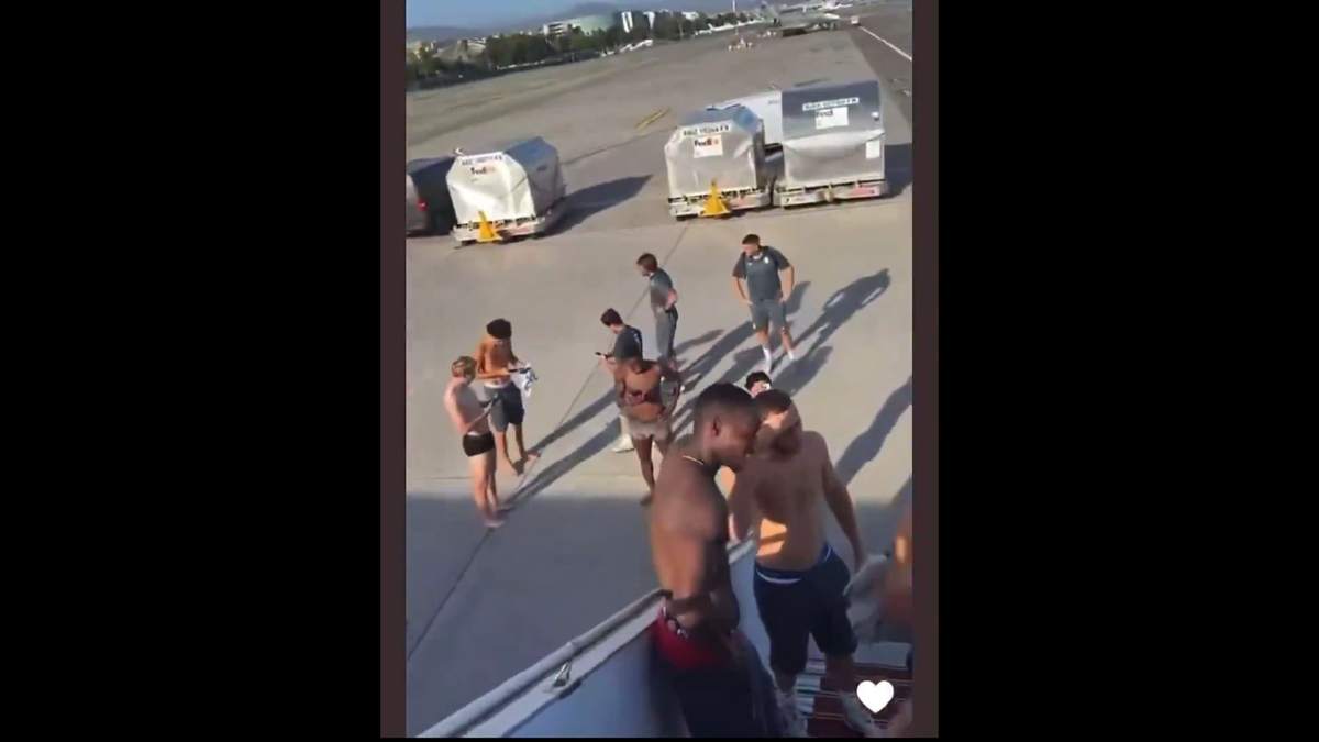 Au oferit imaginile săptămânii în Liga Campionilor » Toți fotbaliștii au rămas în chiloți în avion