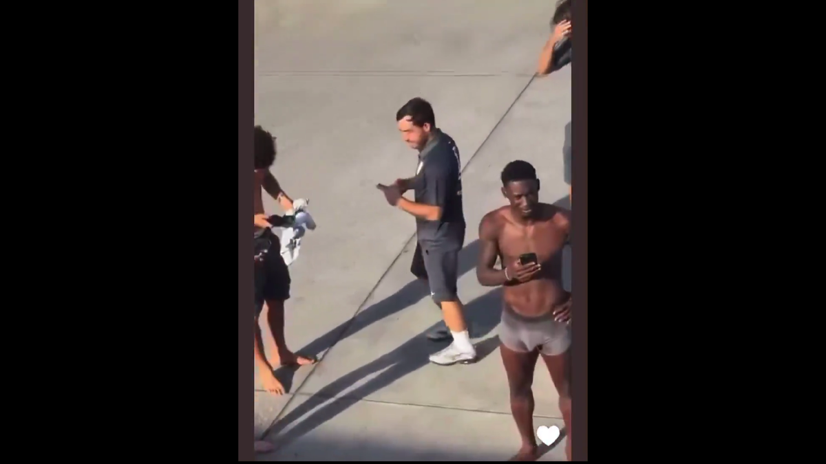 Au oferit imaginile săptămânii în Liga Campionilor » Toți fotbaliștii au rămas în chiloți în avion