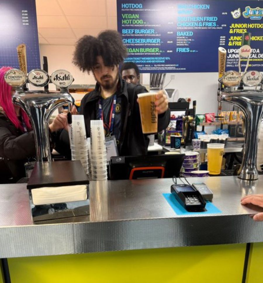 Vindea bere la derbyul cu Manchester City în tricoul lui United! » Ce s-a întâmplat cu barmanul de pe Etihad