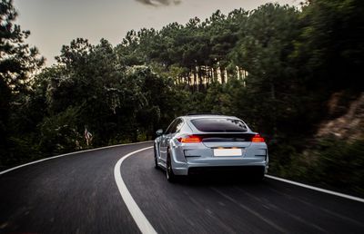 Cum îți pregătești mașina pentru drumuri lungi: listă completă pentru vacanțe