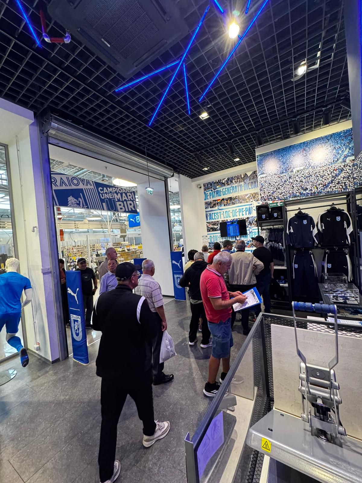 „Erupe vulcanul” de pe Oblemenco! Câte pachete a vândut Craiova în 4 zile pentru Conference » Cozi la casele de bilete la primele ore