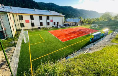 Școala viitorului în România: teren multisport modern cu gazon artificial