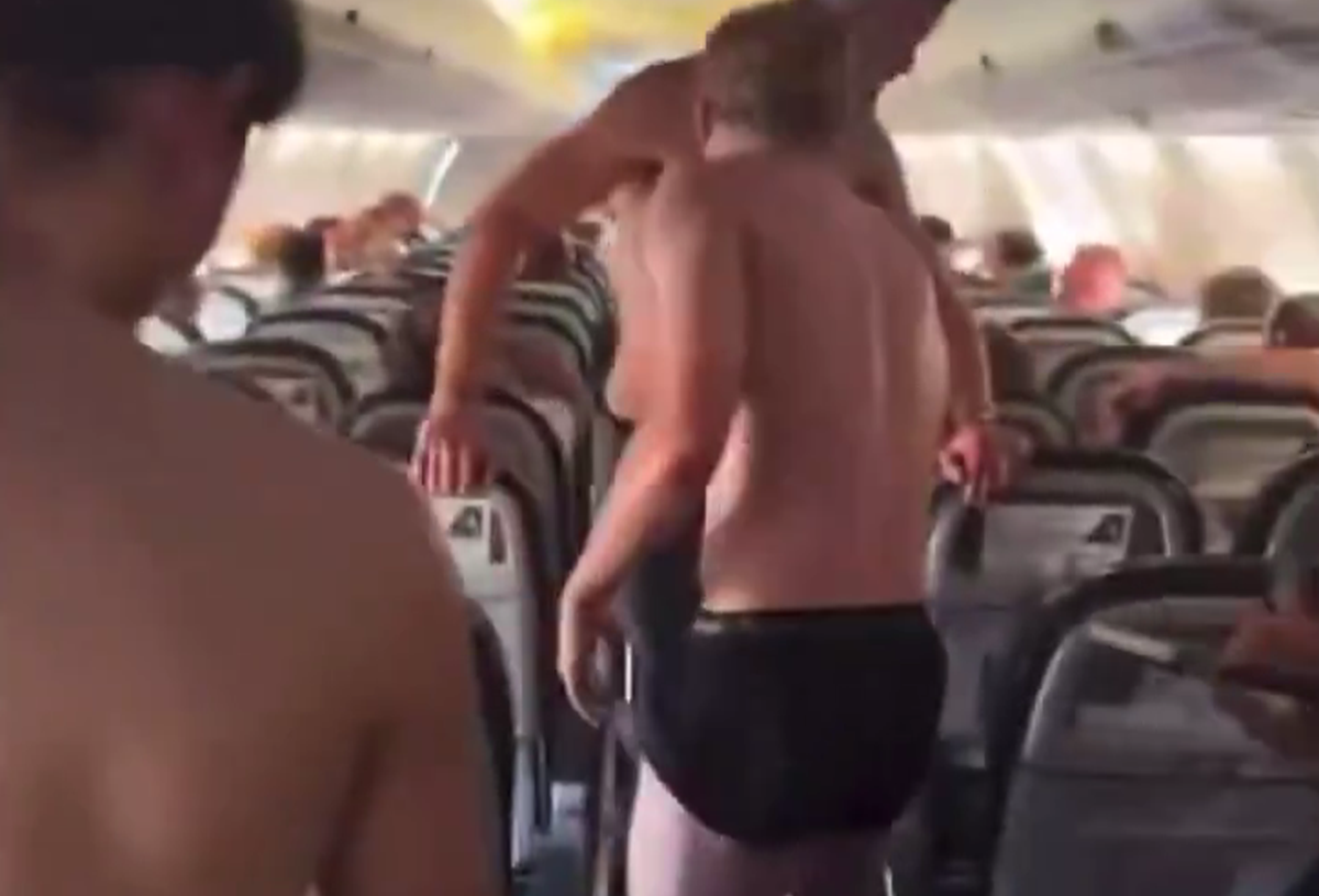 Au oferit imaginile săptămânii în Liga Campionilor » Toți fotbaliștii au rămas în chiloți în avion