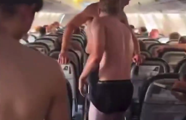 Au oferit imaginile săptămânii în Liga Campionilor » Toți fotbaliștii au rămas în chiloți în avion