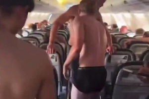 Au oferit imaginile săptămânii în Liga Campionilor » Toți fotbaliștii au rămas în chiloți în avion