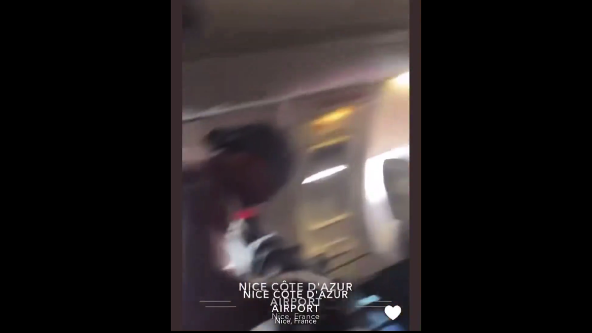 Fotbaliștii lui AS Monaco au rămas în chiloți în avion