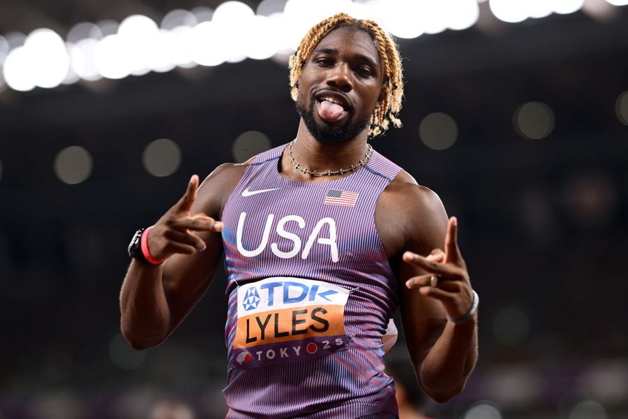 Adolescentul Gout Gout, în semifinalele probei de 200 metri a Campionatelor Mondiale, alături de Noah Lyles și Letsile Tebogo