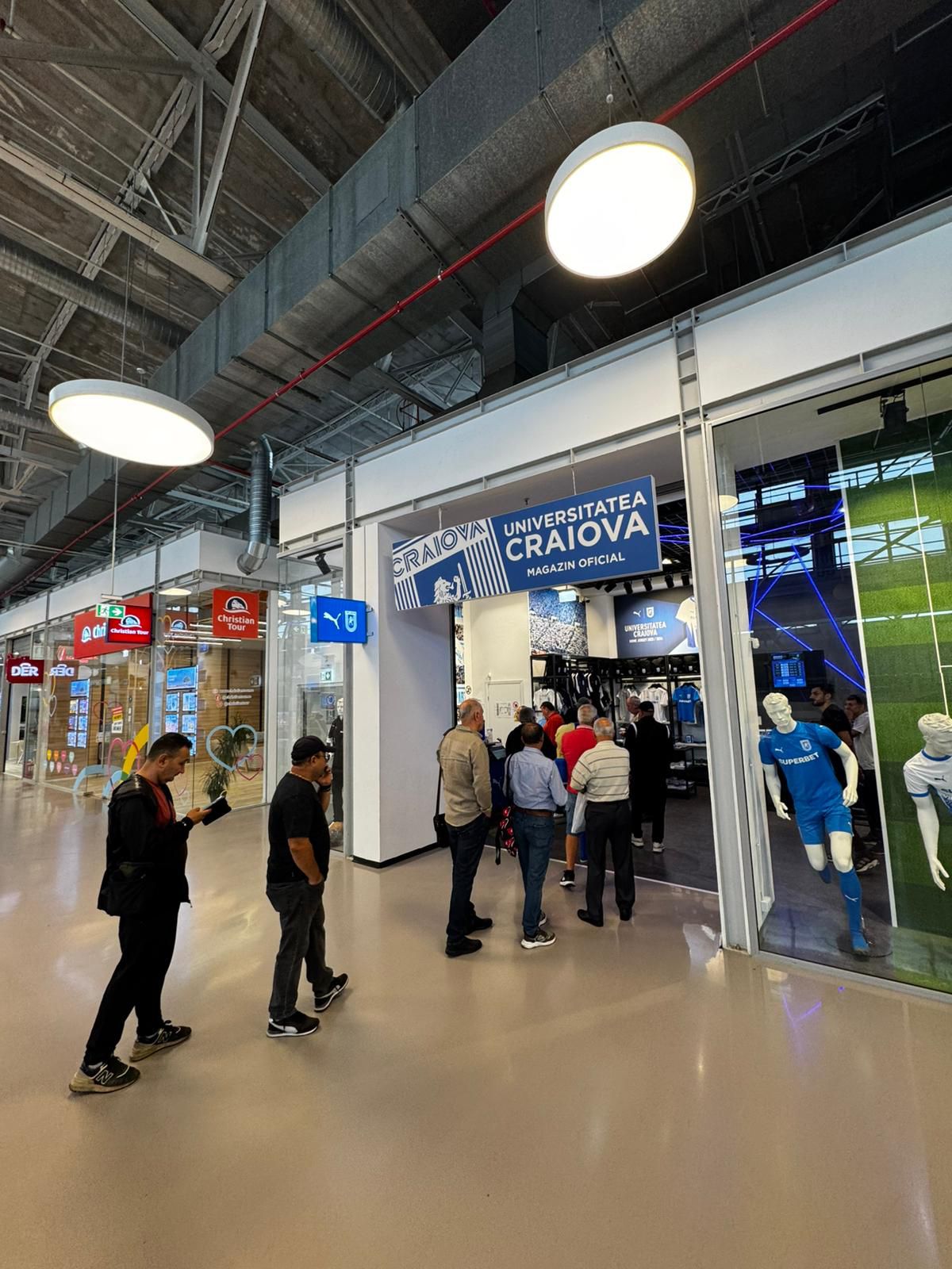 „Erupe vulcanul” de pe Oblemenco! Câte pachete a vândut Craiova în 4 zile pentru Conference » Cozi la casele de bilete la primele ore