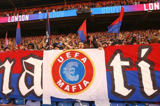 UEFA a reacționat: pedeapsă pentru clubul din Premier League după bannerul controversat