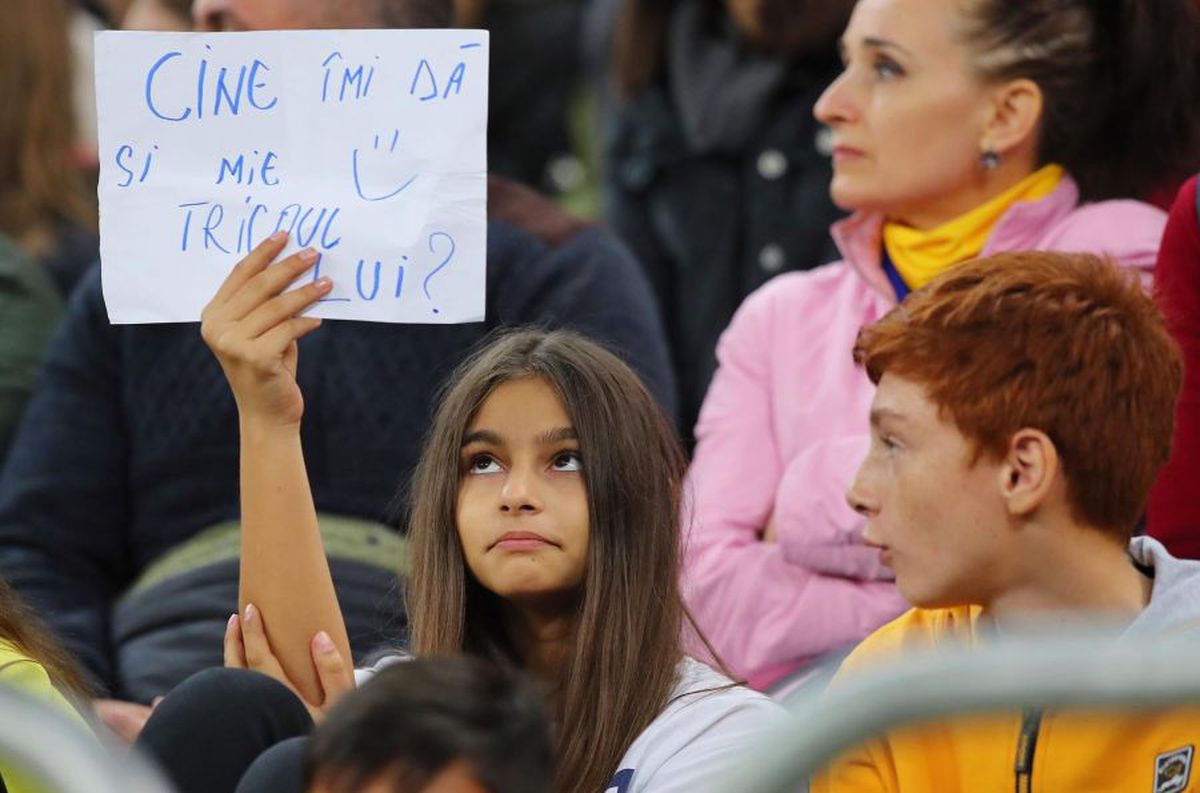 FOTO Naționala cu tricouri » Doar patru jucători le-au dat tricourile copiilor din tribune