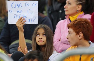 FOTO Naționala cu tricouri » Doar patru jucători le-au dat tricourile copiilor din tribune