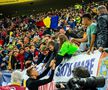 FOTO Naționala cu tricouri » Doar patru jucători le-au dat tricourile copiilor din tribune