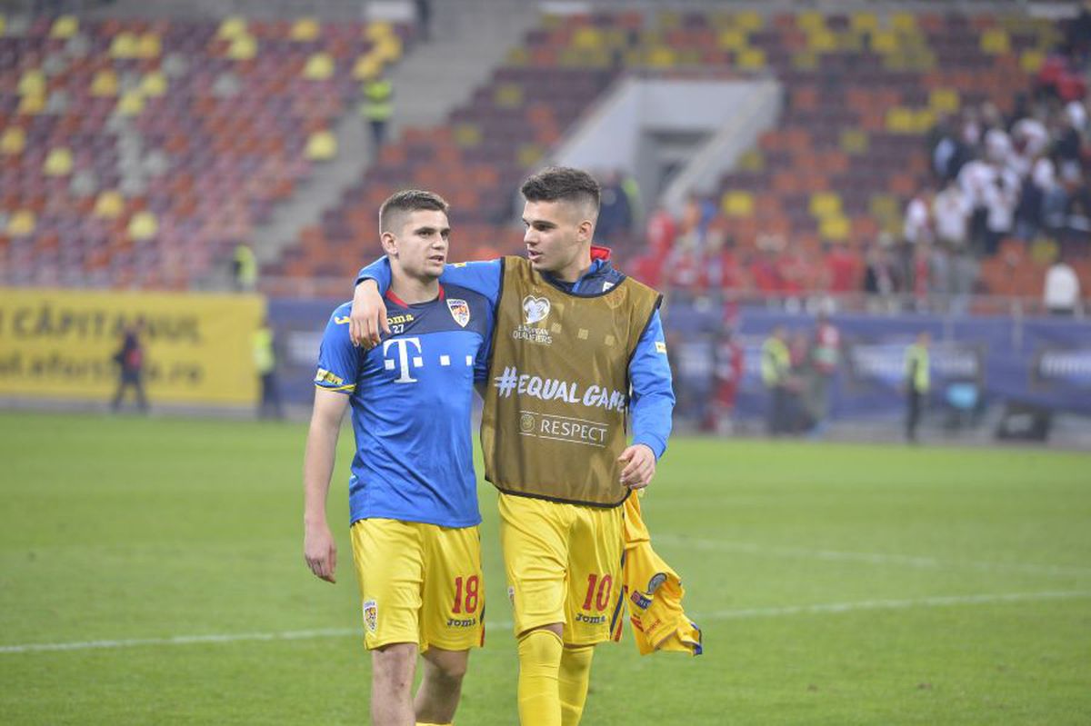 FOTO Naționala cu tricouri » Doar patru jucători le-au dat tricourile copiilor din tribune