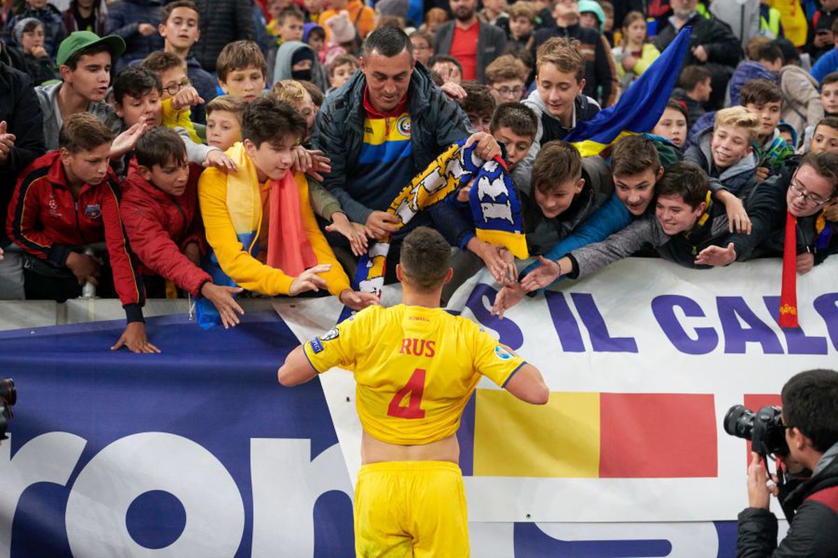 FOTO Naționala cu tricouri » Doar patru jucători le-au dat tricourile copiilor din tribune