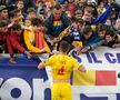 FOTO Naționala cu tricouri » Doar patru jucători le-au dat tricourile copiilor din tribune