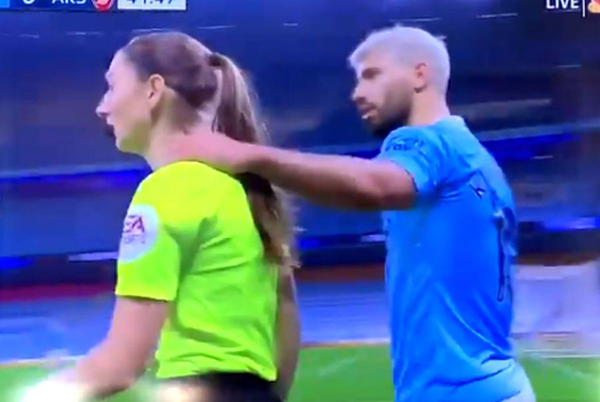 VIDEO Sergio Aguero a scandalizat lumea fotbalului! A luat arbitra de gât în Manchester City - Arsenal: „Ar trebui să fie interzis”