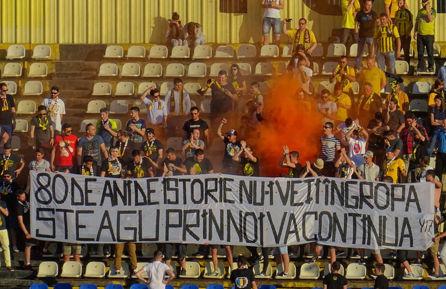 Fanii „stegarilor” nu și-au abandonat idealul. VIDEO Culisele legăturilor dintre Dacian Cioloș, Allen Coliban și o echipă de tradiție din România » Ex-premierul, ultras de ocazie la un meci din Liga 3